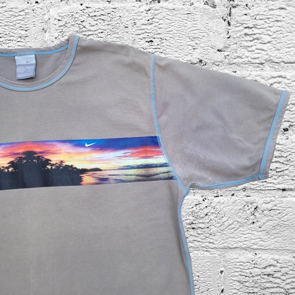 Vintage Nike Graphic T-Shirt - Picture 2 of 8
